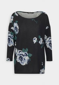 Svart, löst sittande topp med trekvartsärmar, prydd med stora blå och gröna blommönster, tillverkad av mjukt tyg.