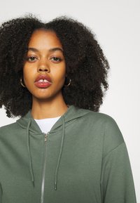 Even&Odd Camisola com fecho - green