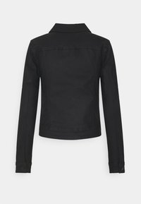 Chaqueta de denim negra con cuello tipo solapa, puños abotonados y costuras visibles. Presenta un diseño simple y estructurado con mangas largas.