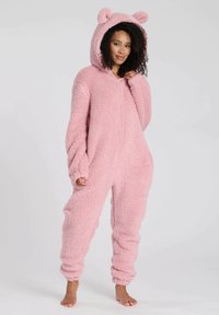 Roze, pluche, met capuchon, onesie gemaakt van fluffy materiaal, met berenoren op de capuchon en elastische manchetten op de enkels en mouwen.