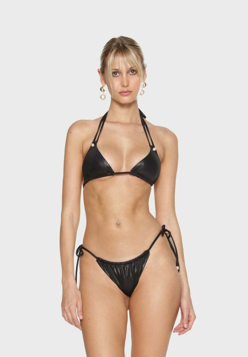 Černý bikiny set zahrnující trojúhelníkový top s nastavitelnými popruhy a stříbrnými detaily, doplněný o přiléhavé spodní díly. Hladká textura.