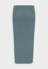 Jupe midi côtelée en teal, fabriquée à partir d'un tissu tricoté extensible. Elle présente une silhouette droite et une taille élastique avec une finition lisse.