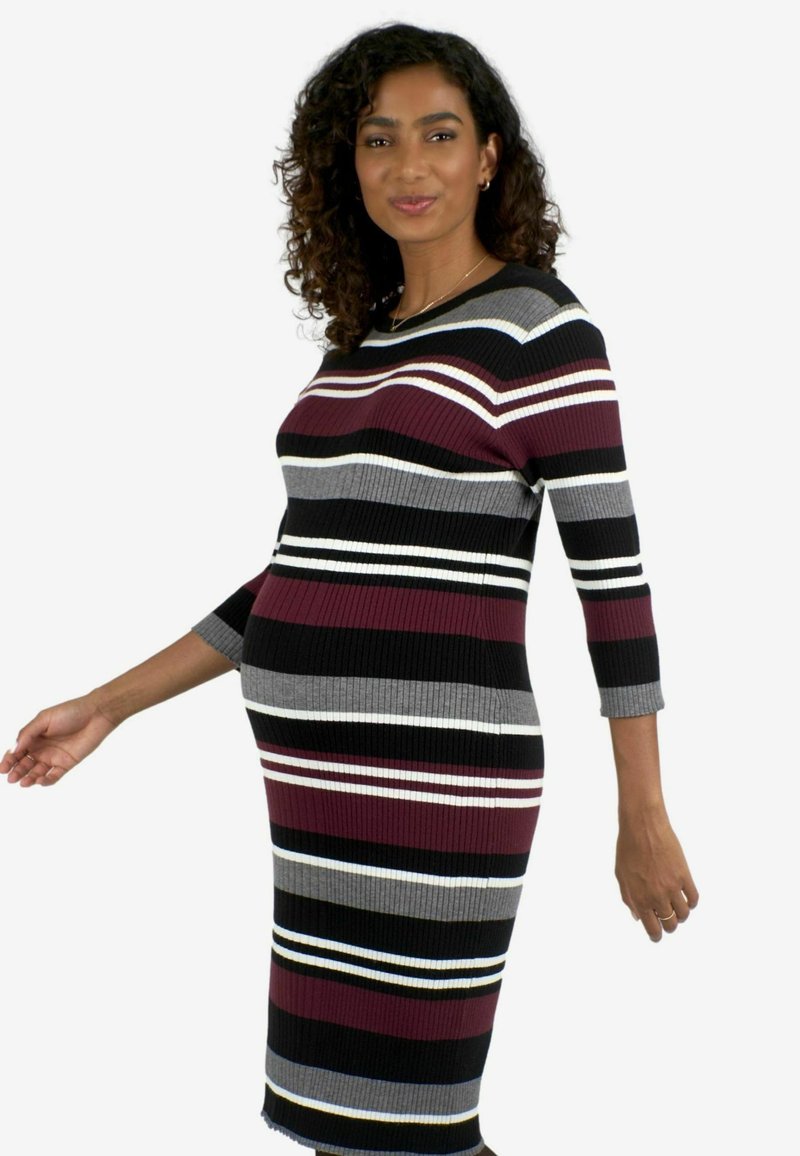 Vestito a maglia a costine con strisce orizzontali in bordeaux, nero, grigio e bianco. Maniche a tre quarti e silhouette aderente.