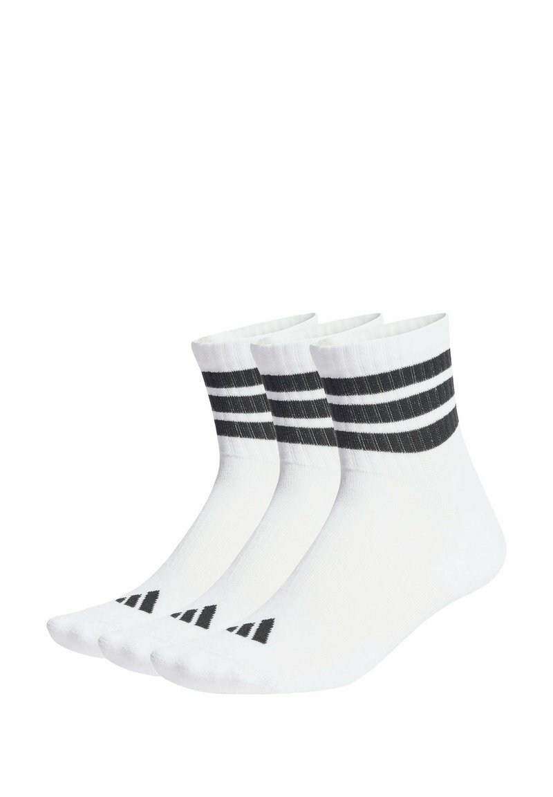 Trzy pary białych skarpet z czarnymi paskami przy mankiecie i prążkowaną fakturą oraz logo na palcach.