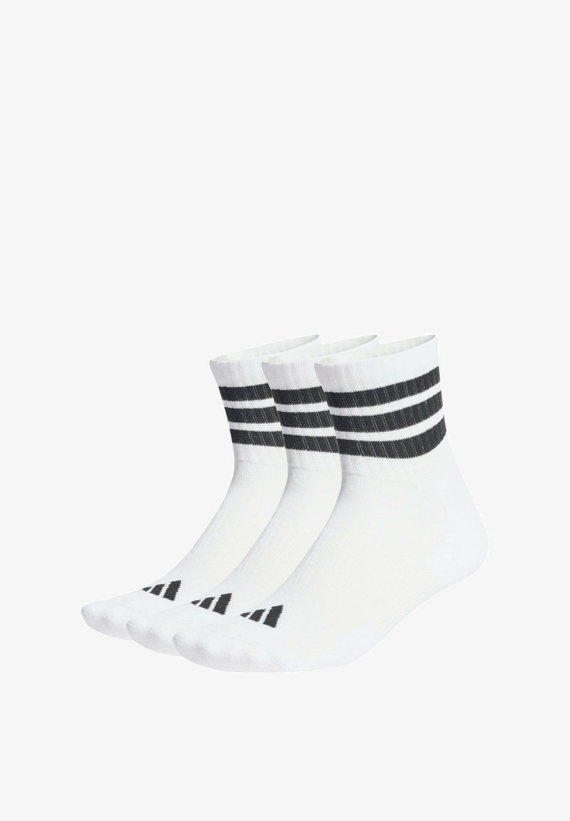 Trzy pary białych skarpet z czarnymi paskami przy mankiecie i prążkowaną fakturą oraz logo na palcach.