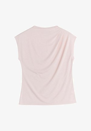 Lys rosa ærmeløs bluse med en løs pasform og subtil drapering på bagsiden, vist fladt på en hvid baggrund.