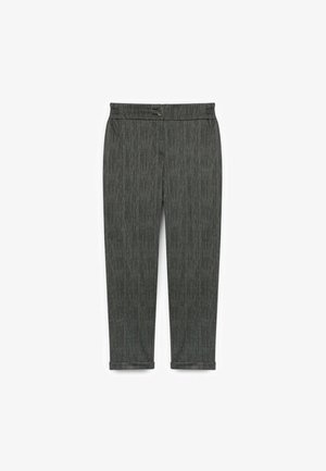 Pantaloni grigi a fantasia con una texture liscia, dotati di una cintura aderente e chiusura a bottone, rifiniti con orli arrotolati.