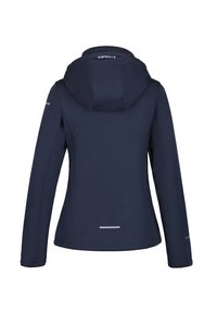 Chaqueta softshell azul marino con capucha, mangas largas y acentos reflectantes. Textura suave, diseño ajustado y un bolsillo con cremallera oculta.