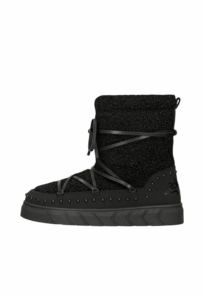 Bottines noires avec une tige en tissu texturé, un laçage décoratif, des accents cloutés et une semelle en caoutchouc robuste avec un motif en zigzag.