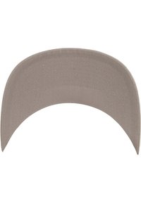 Cappello visiera regolabile beige con una larga visiera curvata. Realizzato in tessuto textured con cuciture visibili. Nessun logo o design aggiuntivo.