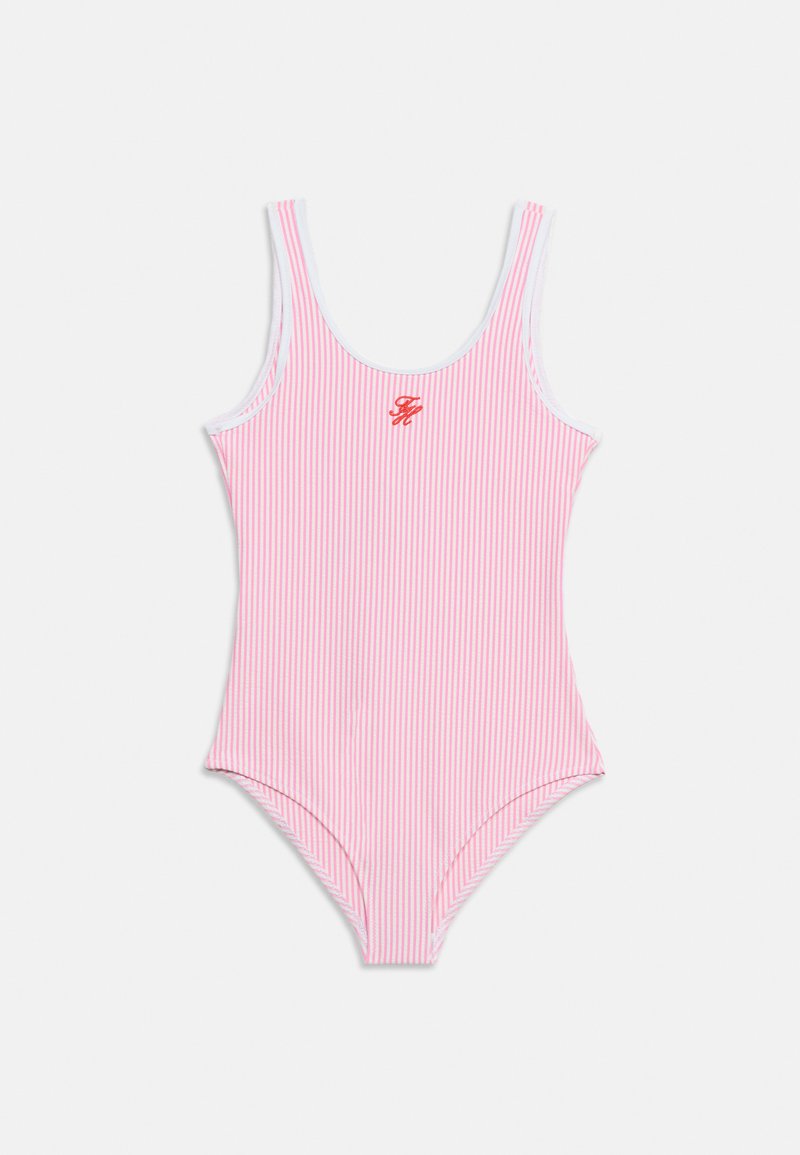 Ολόσωμο μαγιό με ροζ και λευκές κάθετες ρίγες, στρογγυλή λαιμόκοψη και κόκκινο κεντημένο λογότυπο στο κέντρο μπροστά.