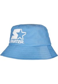 Modrá celtová čiapka s veľkým okrajom, vyrobená z bavlneného plátna, s vyšitým bielym logom hviezdy "S" na prednej strane.
