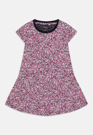 Blomstret kjole med korte ærmer og en mørk halsudskæring. Lavet af let materiale, den har en figursyet overdel og et skørt, der flår ud. Mønstret i pink, lilla og hvid.