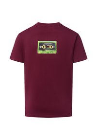 T-shirt in cotone bordeaux con grafica di un cassette tape retrò in verde e giallo sulla schiena. Maniche corte, design con colletto girocollo.