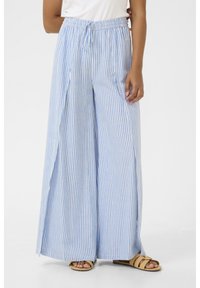 Lahkotne, modro-bele pruge široke hlače z elastiko in vrvico v pasu. Imajo sproščen kroj in stranske razpoke.