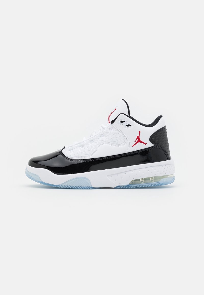 Scarpa da basket in bianco e nero con finitura in pelle verniciata, dettagli in rete, logo rosso e suola traslucida con un'unità di ammortizzazione ad aria.