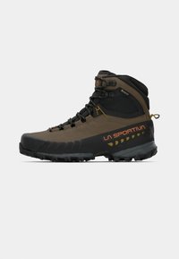Bota de caminhada La Sportiva em castanho e preto, com suporte alto para o tornozelo, etiqueta Gore-Tex, logótipo laranja e sola robusta.