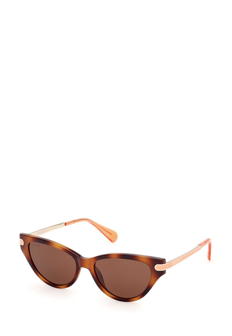 Gafas de sol estilo ojo de gato con una montura de carey, lentes marrones y acentos naranja translúcidos en las varillas; detalles metálicos en las bisagras.