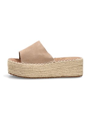 Sandalia tipo slide beige con punta abierta, suela plataforma trenzada gruesa y una amplia correa de ante que cruza el pie.