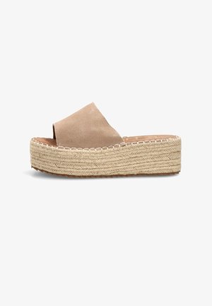 Sandalia tipo slide beige con punta abierta, suela plataforma trenzada gruesa y una amplia correa de ante que cruza el pie.