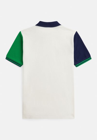 Polo branca com manga esquerda verde, manga direita azul marinho, colarinho azul marinho e punhos das mangas às riscas em verde e azul marinho, vista de costas.