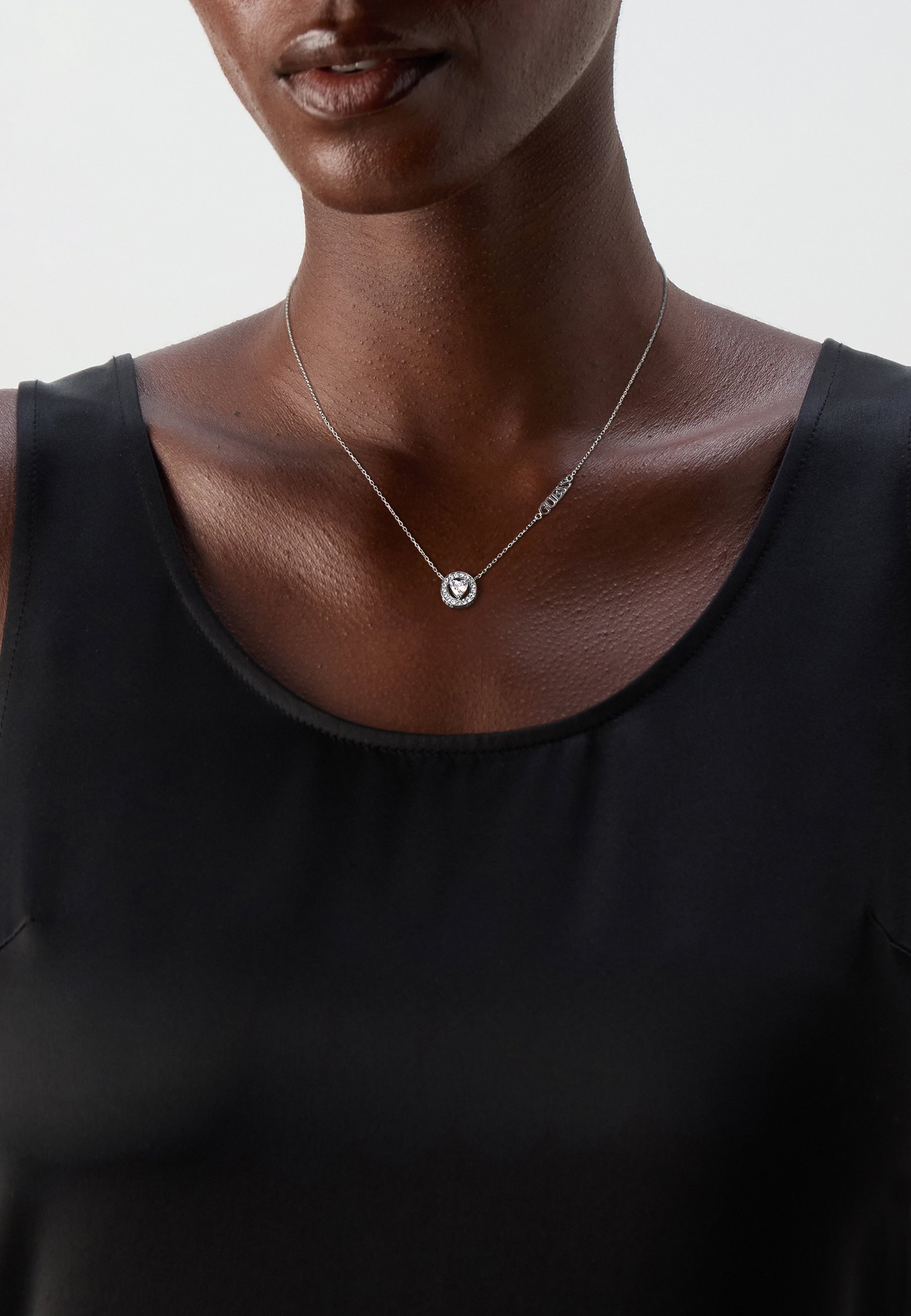 Collier Créateur Guess - Épingle à Strass Sur Alliage Argenté - Gris - Bon état