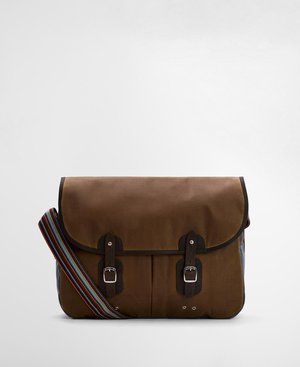 Bruine canvas schoudertas met donkere leren riemen, zilveren gespen en een multikleurige gestreepte schouderriem.