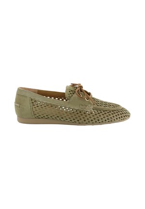 Olivgrüner Veloursleder-Slipper mit perforiertem Design, abgerundeter Zehenkappe, Schnürung vorne und beige flacher Sohle.