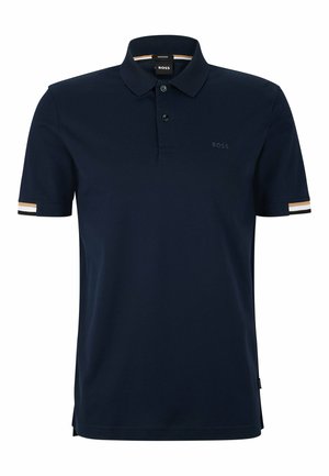 Polo shirt bleu marine en coton doux. Doté d'un col classique, d'une patte de boutonnage à trois boutons et d'accents rayés sur les manches. Logo Boss visible.