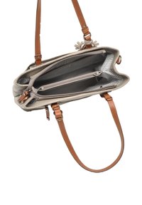 Beige handtas met bruine leren banden, met een gestreepte binnenkant en twee vakken, waaronder één met rits.