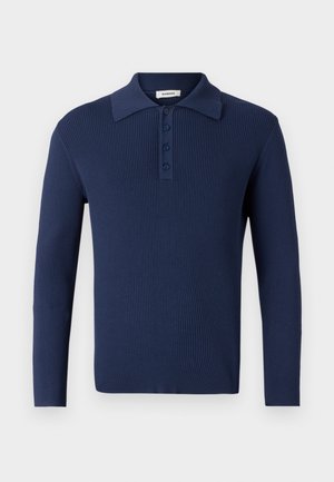 Tengeri kék bordázott hosszú ujjú pólóing lapos gallérral, három gombbal és texturált anyaggal. Egyszerű dizájn és fitted sziluett.