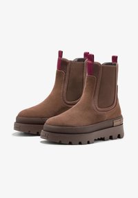 Bruna mocka ankelstövlar med kraftiga klackar och burgundy dragremmar, med elastiska sidopaneler för enkelt påtagning.