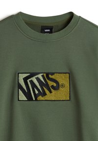 Felpa verde con un logo Vans ricamato rettangolare nei toni del nero, giallo e verde, con colletto a girocollo e tessuto testurizzato.
