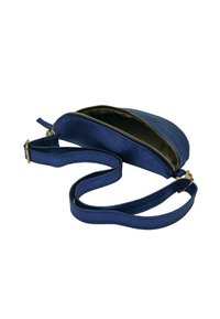 Sac en cuir marine de forme arrondie, avec une fermeture éclair dorée et une bandoulière réglable. L'intérieur est doublé avec un tissu contrastant.