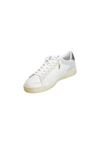Sneaker bianco in pelle con una texture liscia, punta rotonda e un accento grigio sul tallone. Presenta lacci piatti e una suola in gomma consumata.