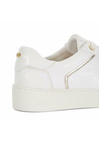 Baskets blanches avec un faux cuir serpent texturé et des panneaux en cuir lisse. Équipées de quincaillerie dorée et d'une épaisse semelle en caoutchouc blanche.