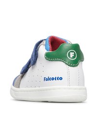 Sneaker per bambini bianchi e grigi con cinturino Velcro blu, linguetta verde sul tallone, fodera interna rossa e logo "Falcotto" sul lato.