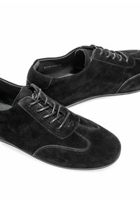 Czarne zamszowe buty z sznurowanym zapięciem, z kontrastującym przeszyciem i zaokrąglonym noskiem. Gładka tekstura z minimalnymi akcentami.