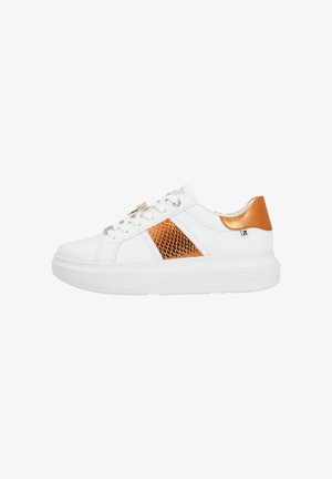 Baskets blanches avec un panneau latéral orange texturé et un talon orange métallique. Elles présentent des lacets blancs et une semelle épaisse blanche. Convient pour un usage décontracté.