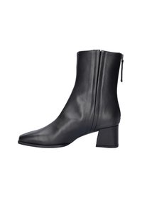 Botte de cheville en cuir noir avec un bout pointu, un talon carré et une fermeture éclair. Texture lisse et design épuré.