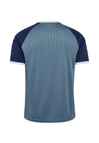Korte mouwen sportshirt met een lichtblauwe uitstraling en verticale strepen, marineblauwe schouders en een witte kraag. Glad, ademend materiaal.