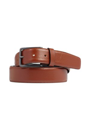 Bruine leren riem met rechthoekige zilveren gesp, opgerold en met drie verstelgaatjes op een gladde, gestructureerde oppervlakte.