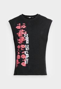 Czarna koszulka bez rękawów z bawełny, z graficznym nadrukiem czerwonych ust oraz tekstem "OUT OF WIND" w pogrubionych białych literach.