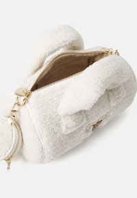 Hvit, fluffy veske med gullglidelås og hjerteformet beslag. Har to øre-lignende håndtak og broderte detaljer på siden.