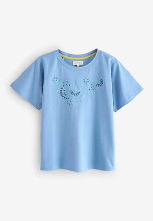 Lichtblauw T-shirt met korte mouwen en geborduurde bloemenontwerpen in tinten blauw, met een ronde halslijn en een relaxte pasvorm.