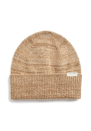 Gebreide beige en lichtbruine muts met omgeslagen boord en een klein rechthoekig label met de tekst Lyle & Scott op de boord.