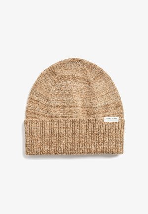 Gebreide beige en lichtbruine muts met omgeslagen boord en een klein rechthoekig label met de tekst Lyle & Scott op de boord.
