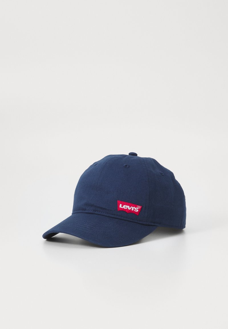 Námořnická modrá bavlněná kšiltovka s prohnutým kšiltem, na přední straně s červeným logem Levi's a s knoflíkem na vrchu. Klasický design.
