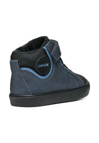 Baskets montantes en daim bleu marine avec des accents en maille noire et des coutures bleues. Dotées d'une sangle Velcro et d'une semelle en caoutchouc pour l'adhérence.
