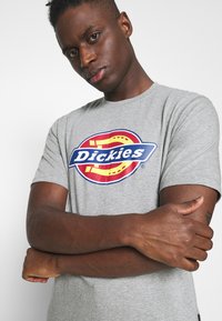 Dickies ICON LOGO TEE - Triko s potiskem - grey melange